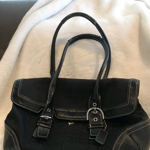 Classic mini sig Coach bag with free wristlet!